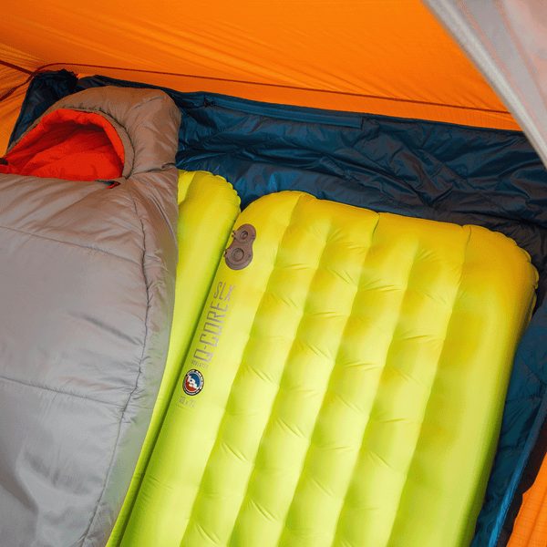 Doublure de tente isolée montrée comme couche d'isolation entre le sol de la tente et le plancher de la tente Matelas de sol