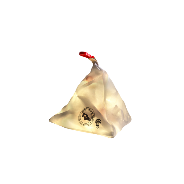 Lampe de camping blanche mtnGLO allumée à l'intérieur du sac